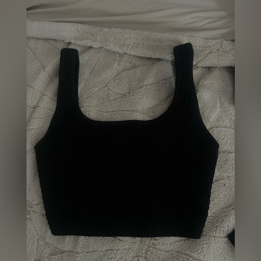Aritzia babaton cropped black tank top